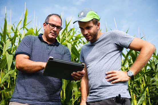 deux producteurs discutant dans un champ