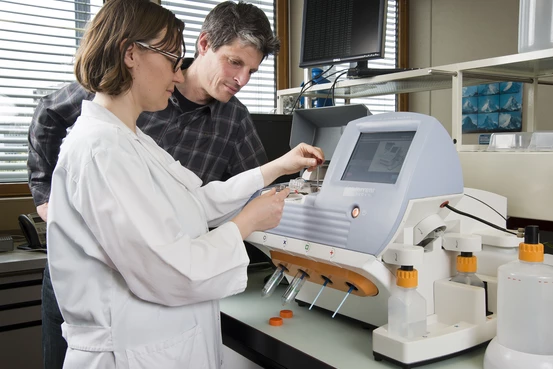 personnes dans un laboratoire