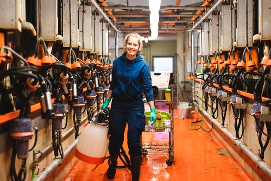 Une femme dans un espace de production agricole